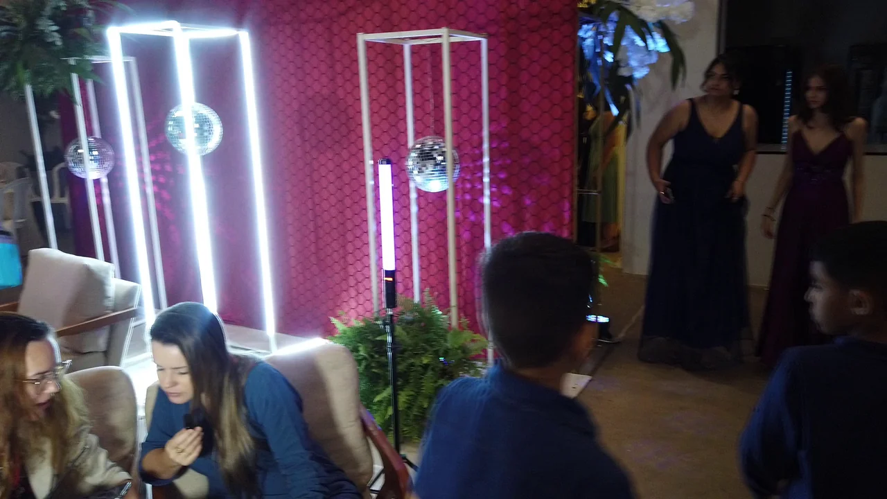 Formanda compartilhando sua experiência no baile de formatura